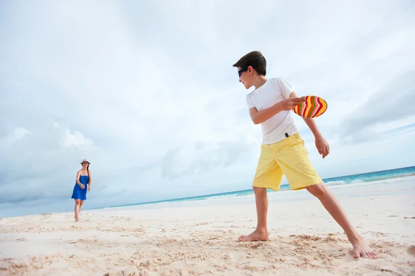 Mother and son playing frisbee — Stock Photo, Image