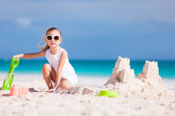 Liten flicka som leker på stranden — Stockfoto