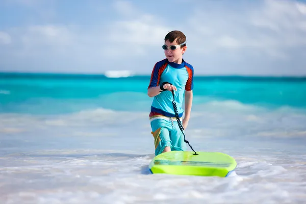 Jongen surfen — Stockfoto