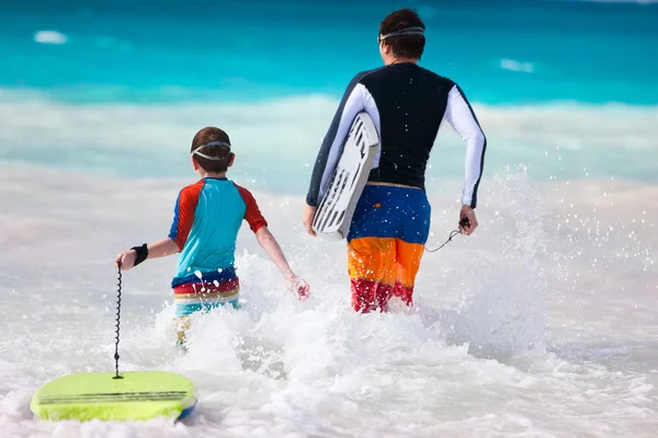 Far och son surfing — Stockfoto