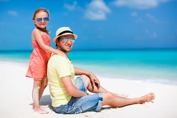 Far och dotter på stranden — Stockfoto