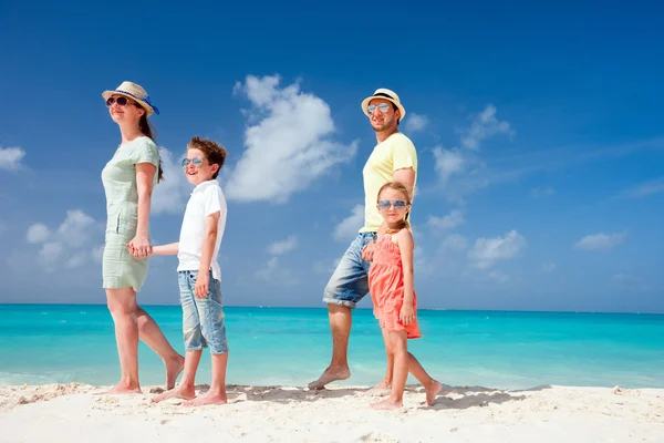 Familie auf einem tropischen Strandurlaub — Stockfoto