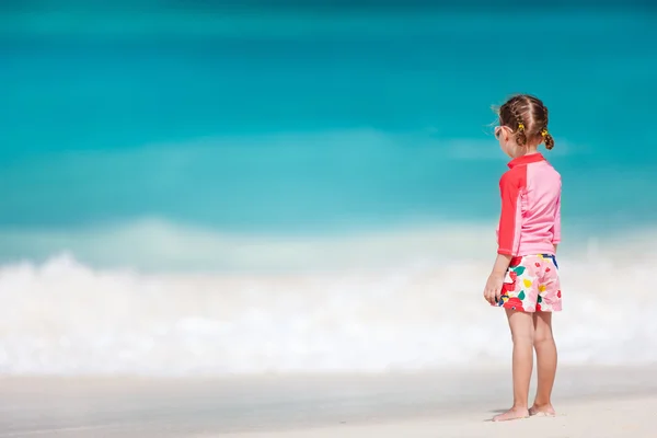 Little girl at tropical beach — 图库照片