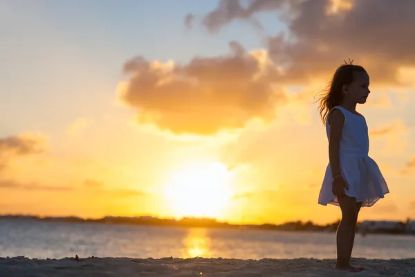 Ragazzina su una spiaggia — Foto Stock