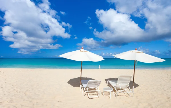 Sandalye ve şemsiye tropikal plaj — Stok fotoğraf