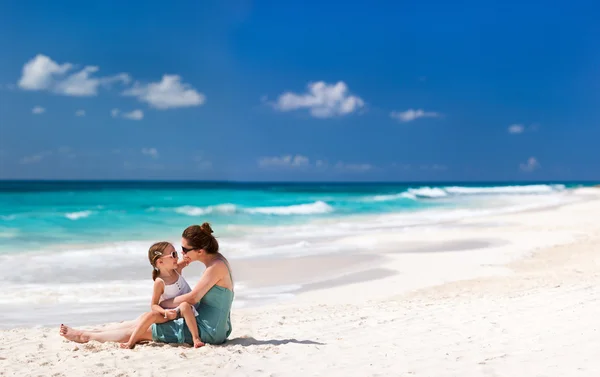 Mãe e filha na praia — Fotografia de Stock