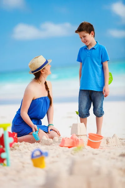 Mutter und Sohn am Strand — Stockfoto