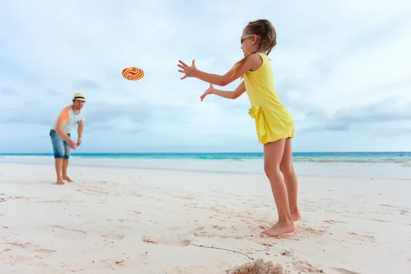 Père et fille jouant avec disque volant — Photo