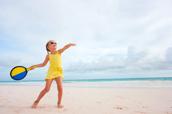 Petite fille jouant au tennis de plage — Photo