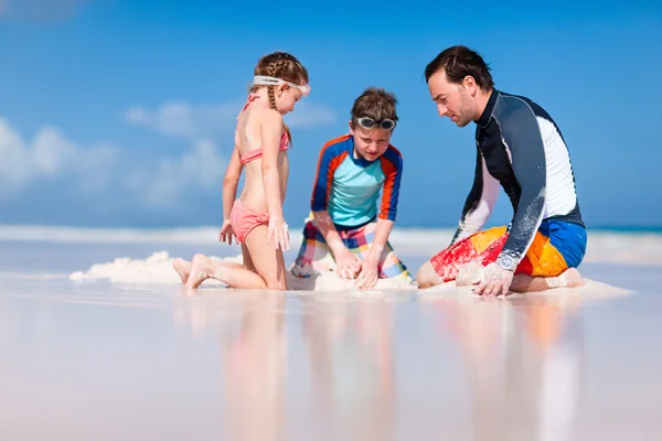 Padre con bambini in spiaggia — Foto Stock