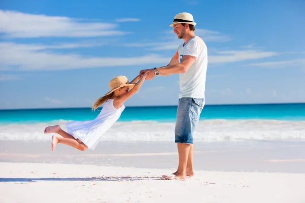 Far och dotter på stranden — Stockfoto