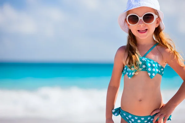 Entzückendes kleines Mädchen am Strand — Stockfoto