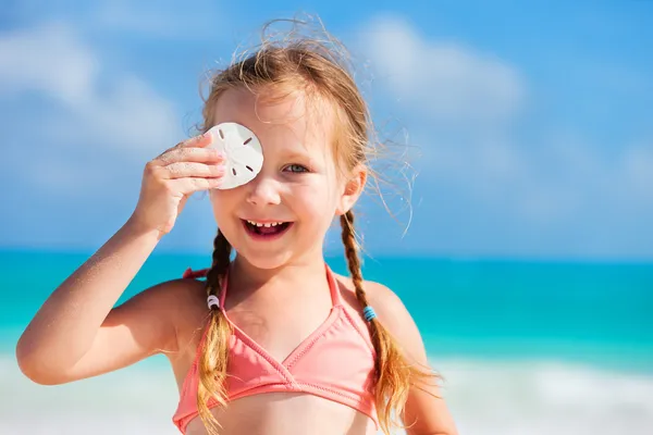 Adorable niña en la playa — Stockfoto