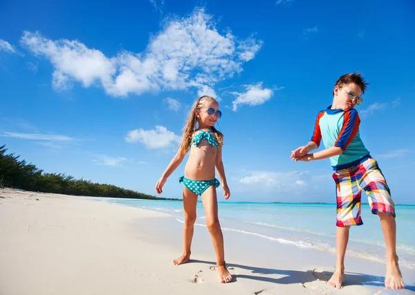 Gelukkige jonge geitjes dansen op strand — Stockfoto