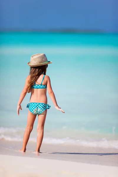 Bedårande liten flicka på stranden — Stockfoto