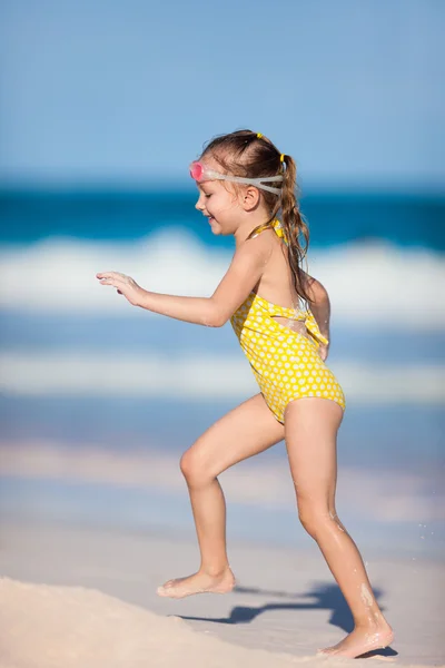 可爱的小女孩，在海滩上 — 图库照片
