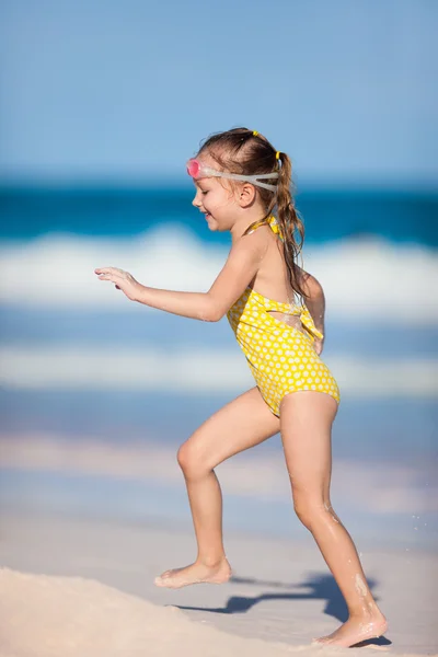 Cute little girl at beach — Stock Photo, Image