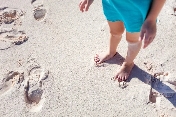 Close up de menina de pé na praia — Fotografia de Stock