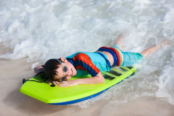 Junge schwimmt auf Boogie Board — Stockfoto