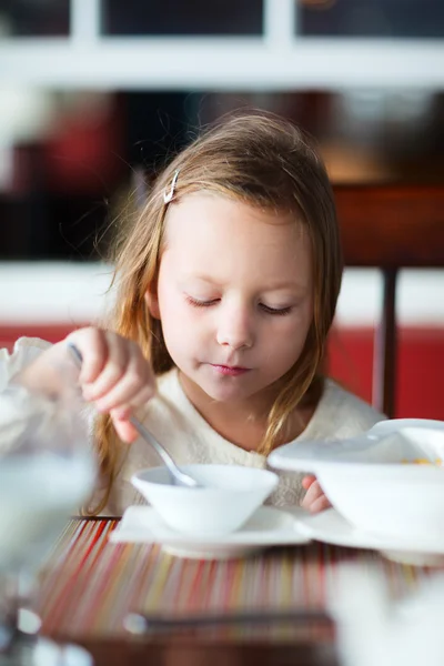 Bambina che fa colazione — Foto Stock