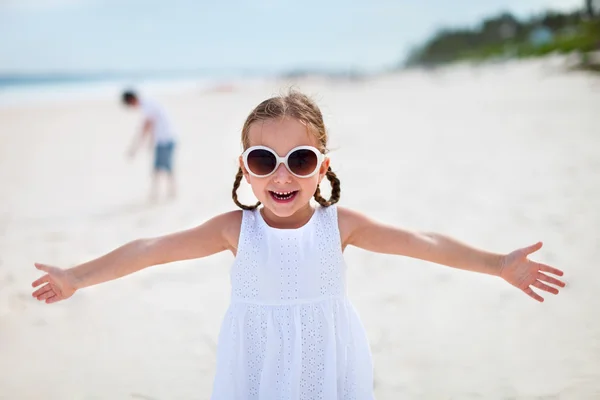 Adorable niña en la playa —  Fotos de Stock