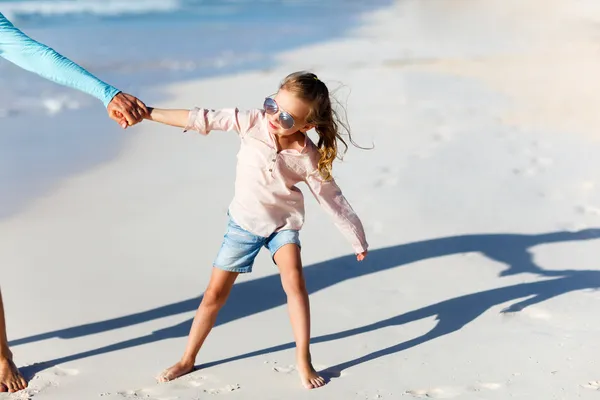 Adorable niña en la playa — Stockfoto