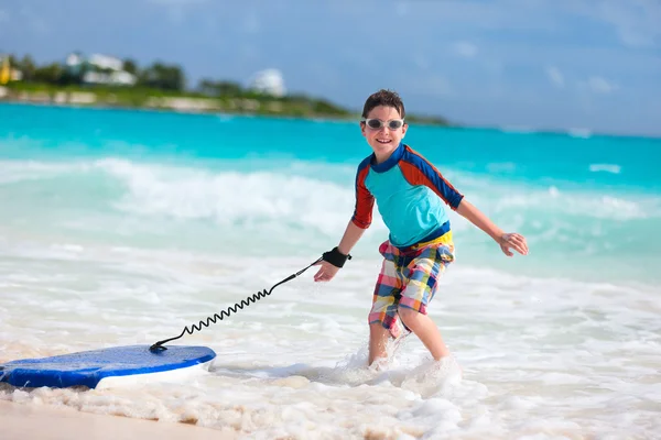 Chłopiec surfingu — Zdjęcie stockowe