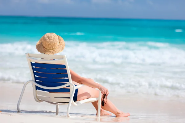 Junge Frau entspannt am Strand — Stockfoto