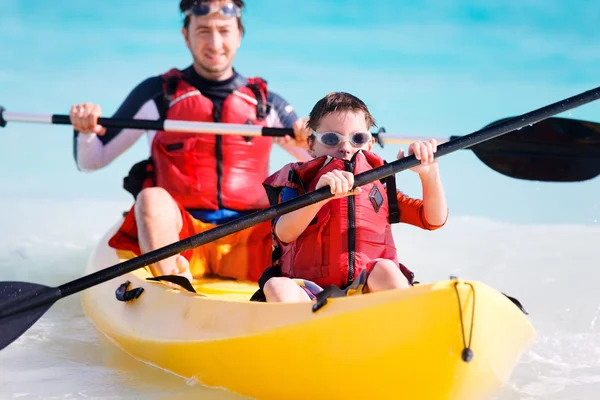 Father and son kayaking — Stock Photo, Image