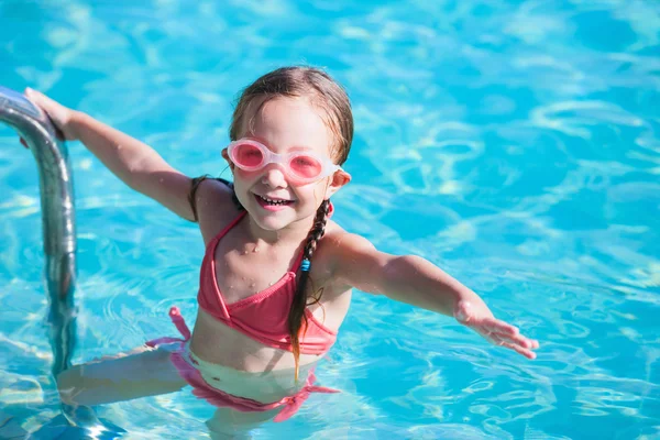 Niña en la piscina — Foto de Stock