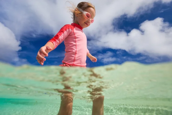 Schattig klein meisje op vakantie — Stockfoto