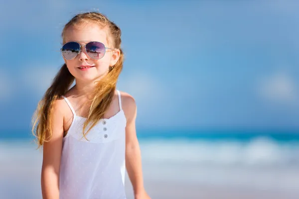 Bedårande liten flicka på stranden — Stockfoto