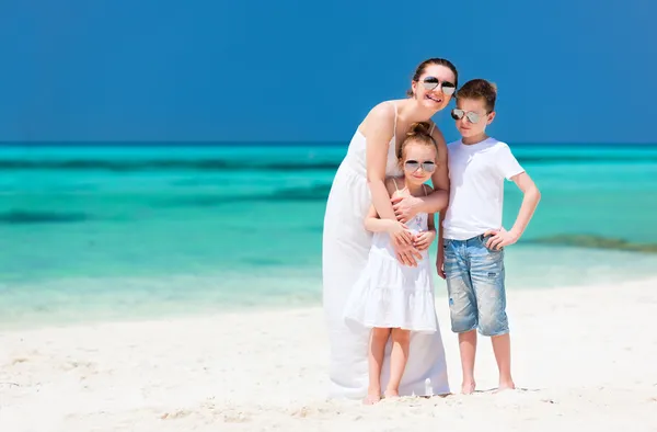 Madre e bambini alla spiaggia tropicale — Foto Stock