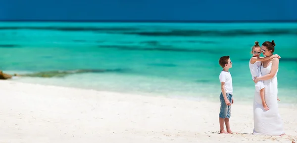 母と熱帯のビーチでの子供たち — ストック写真