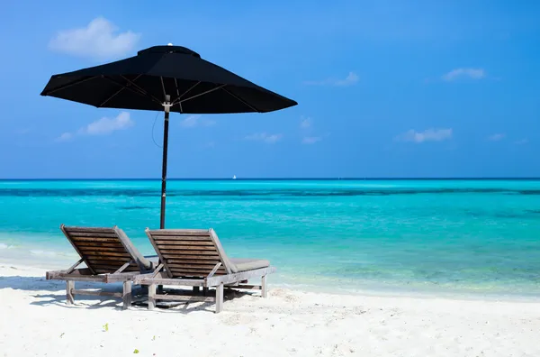 Sielankowy tropikalny plaży w Malediwy — Zdjęcie stockowe