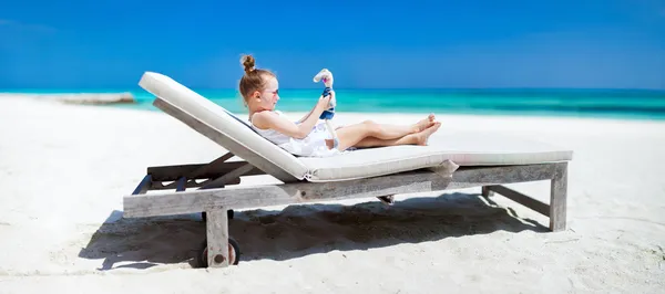 Niña con juguete en la playa — Foto de Stock