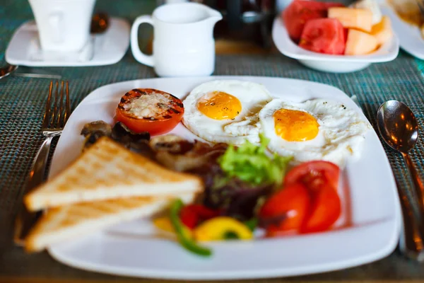 Colazione con uova fritte — Foto Stock