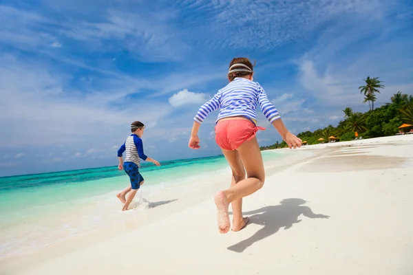 Niños divirtiéndose en la playa — Foto de Stock