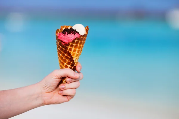 Sorvete de framboesa em um cone de waffle fresco — Fotografia de Stock