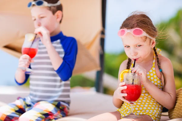 Barnen på luxury resort — Stockfoto