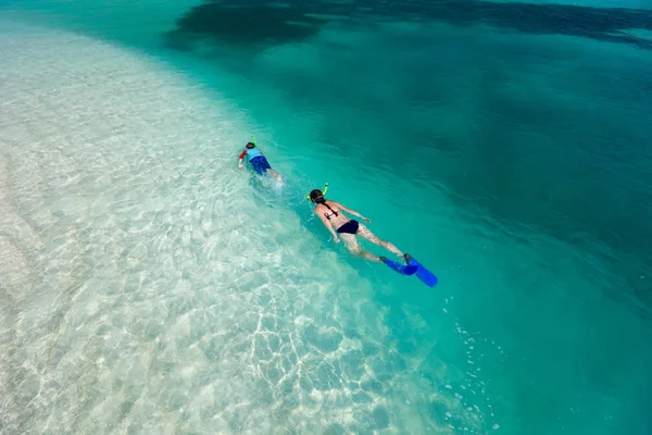 Madre e figlio snorkeling — Foto Stock