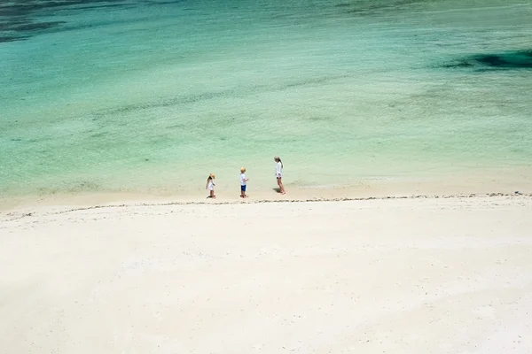 Matka i dzieci na tropikalnej plaży — Zdjęcie stockowe