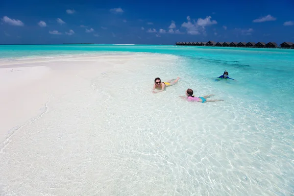 Madre e bambini alla spiaggia tropicale — Foto Stock