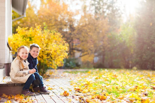 Sadece açık havada bir sonbahar gününde çocuklar — Stok fotoğraf