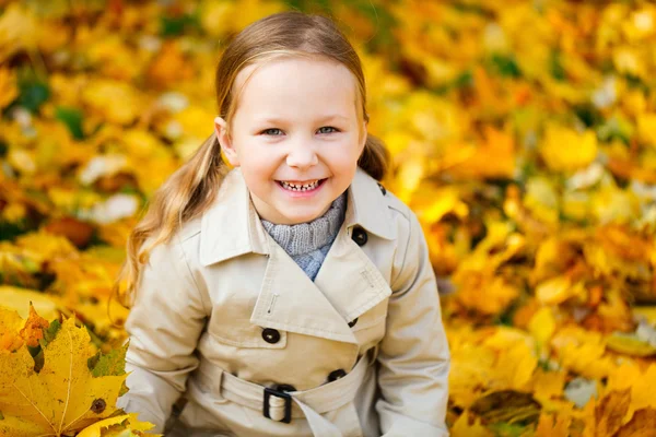 Petite fille en plein air à l'automne — Photo