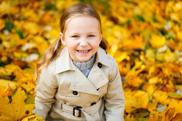 Bambina all'aperto in autunno — Foto Stock