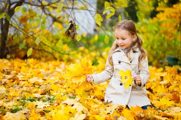Holčička venku na podzim — Stock fotografie