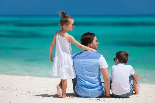 Pai e filhos em férias de verão — Fotografia de Stock