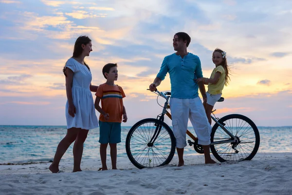 有一辆自行车在地处热带的海滩的家庭 — 图库照片