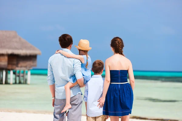 Familia en vacaciones de verano — Foto de Stock